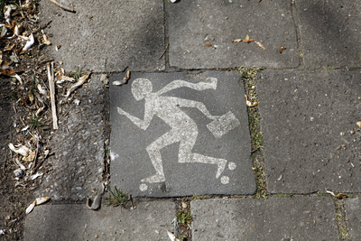 914142 Afbeelding van een door Jan Boon ontworpen rolschaatstegel in het trottoir langs het Willem de Zwijgerplantsoen ...